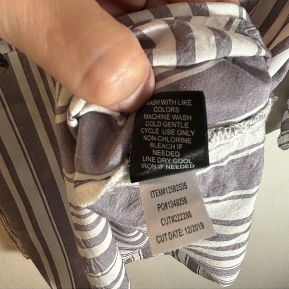 TORRID HARPER Sz 4 (vanity) Blouse Tab Sleeves Stripes Patch Pockets V-Neck - Picture 7 of 8